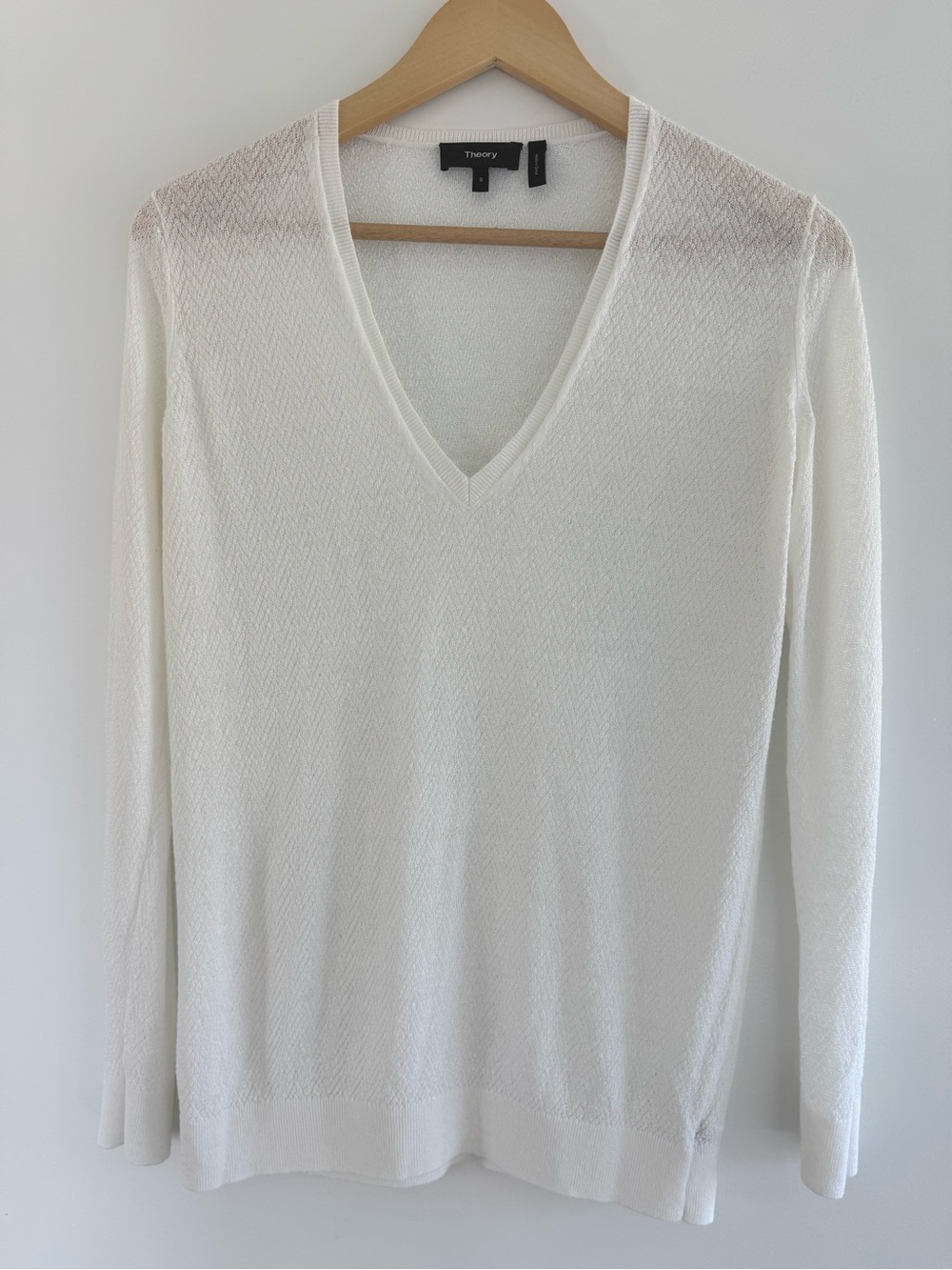 Theory White Linen V-neck Lightweight Longsleeve Sweater
